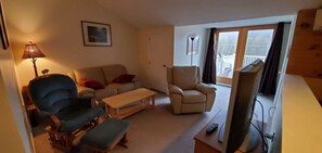 TV, fireplace, DVD player - #320 Perfect unit for all the kids, Unique Multi Level (Lincoln)