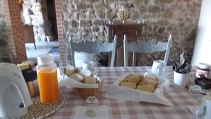 A breakfast table with bread, a glass of orange juice, and a Nutella jar. - Family suite on 2 levels in a peaceful hamlet. Ideal for families (LE VERNET LA VARENNE)
