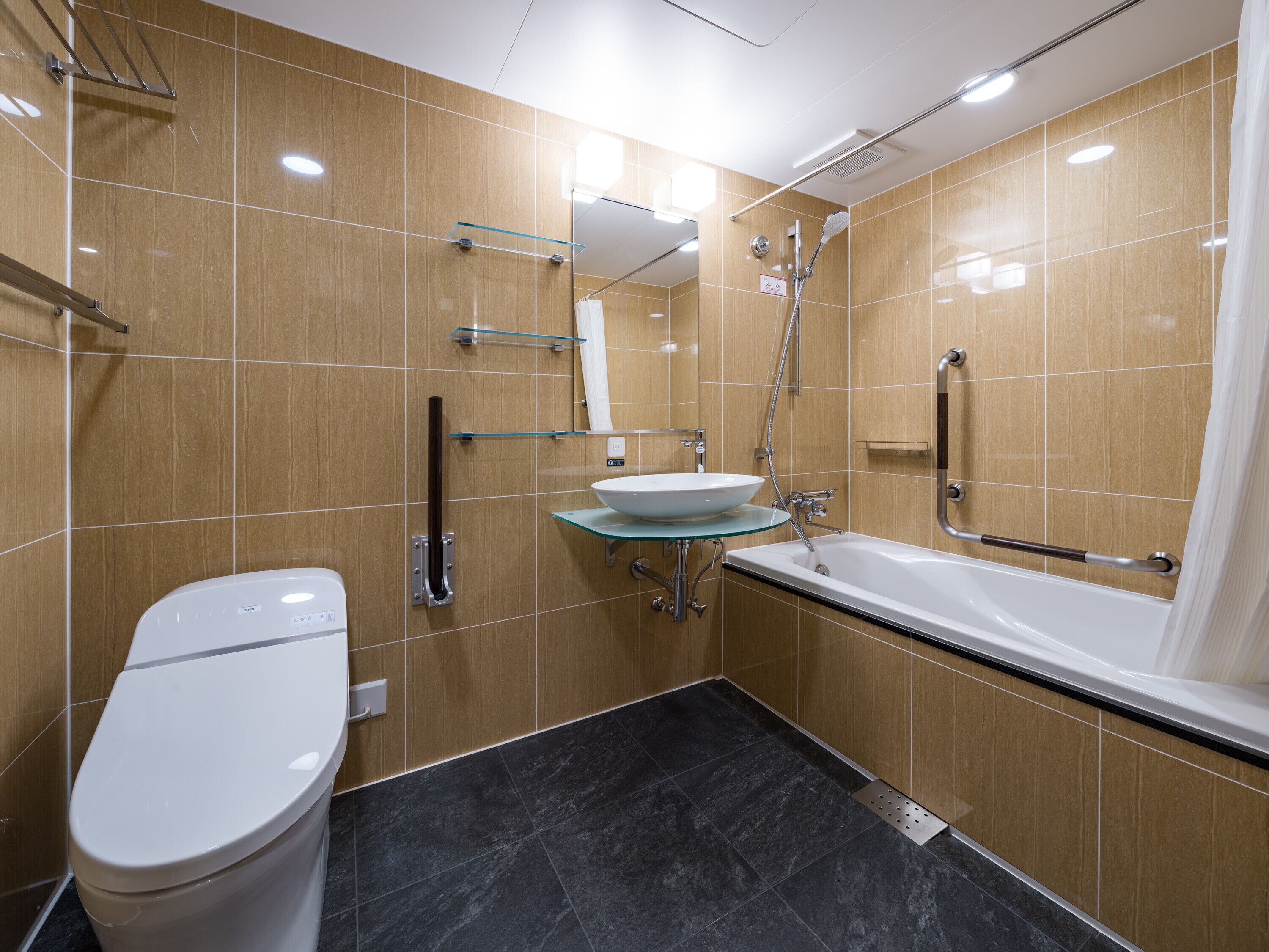 deluxe twin room, non smoking | bathroom | combined shower/bathtub, free toiletries, hair dryer, slippers