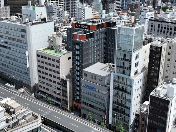 A high-rise hotel with multiple floors, a prominent sign, and a modern architectural design. - APA Hotel Ueno Ekimae (Tokyo)