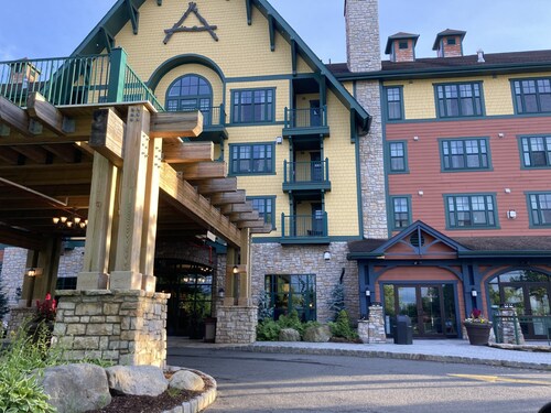 SUNSETS at Mountain Creek. Balcony! Ski in/out, Pool, hot tub, wineries!