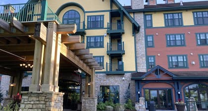 SUNSETS at Mountain Creek. Balcony! Ski in/out, Pool, hot tub, wineries!