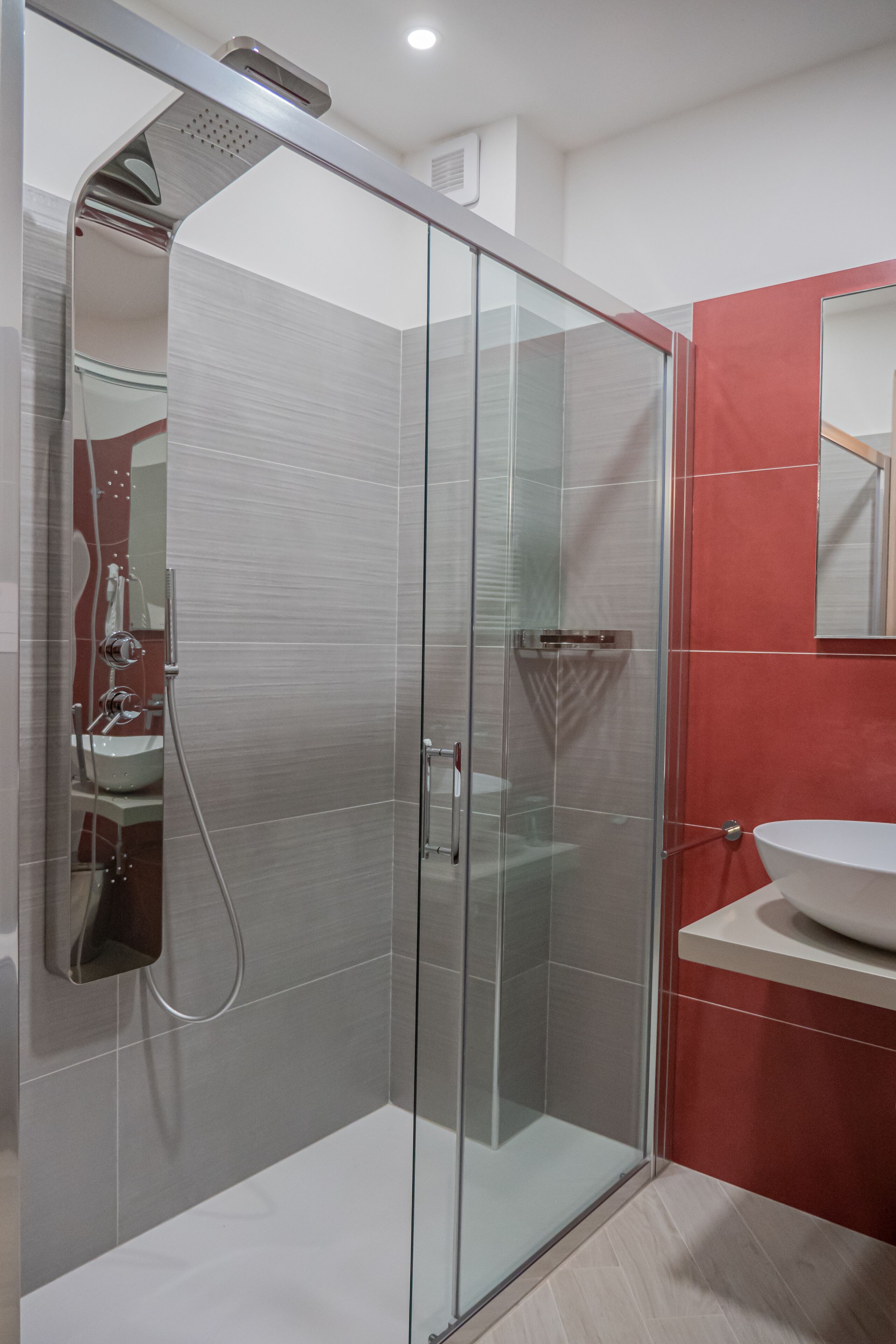 Ducha, secador de pelo, bidet, toallas