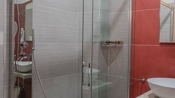 Ducha, secador de pelo, bidet, toallas