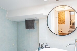 Suihku, ilmaiset hygieniatuotteet, hiustenkuivaaja, pyyhkeet