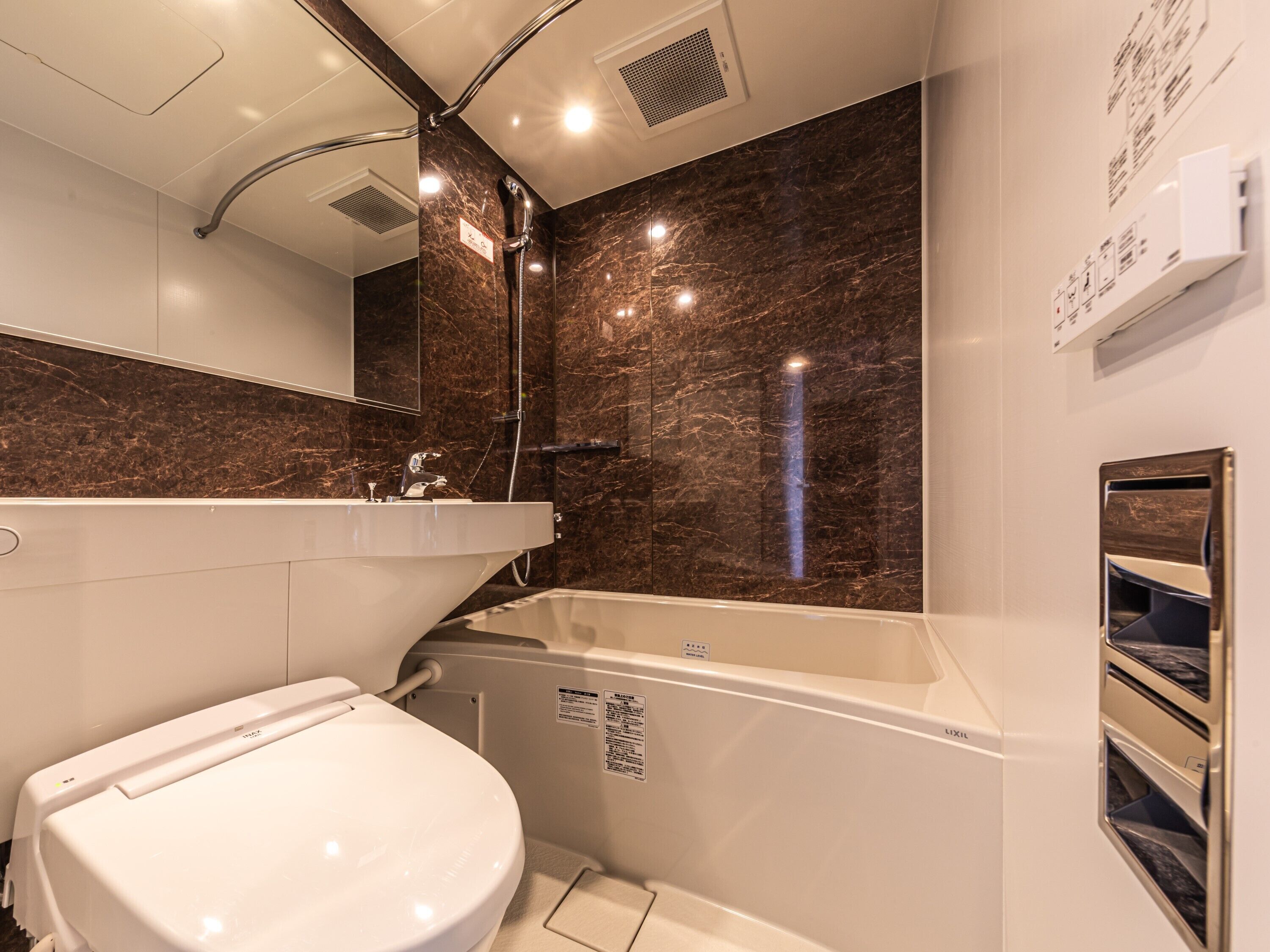 superior twin room, non smoking | bathroom | combined shower/bathtub, free toiletries, hair dryer, slippers