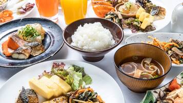 Daily buffet breakfast (JPY 2700 per person)