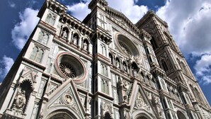 A Gothic-style cathedral with intricate architectural details, large rose windows, and statues. - Historic center⭐ Minutes to attractions, Train and River (Firenze)