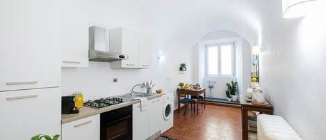 Kühlschrank, Mikrowelle, Ofen, Herdplatte