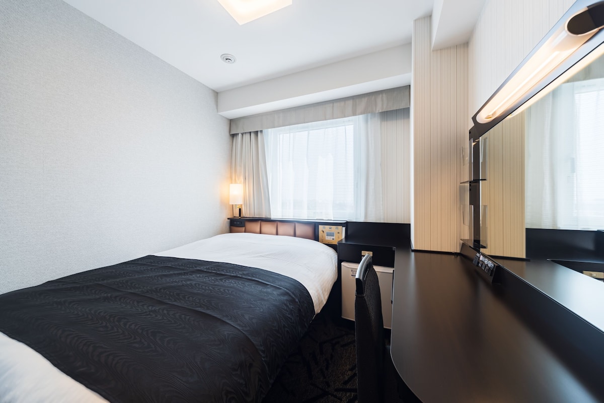 Habitación individual, para no fumadores | Ropa de cama de alta calidad, edredón, escritorio y cortinas blackout