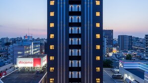Um edifício alto com a sinalização 