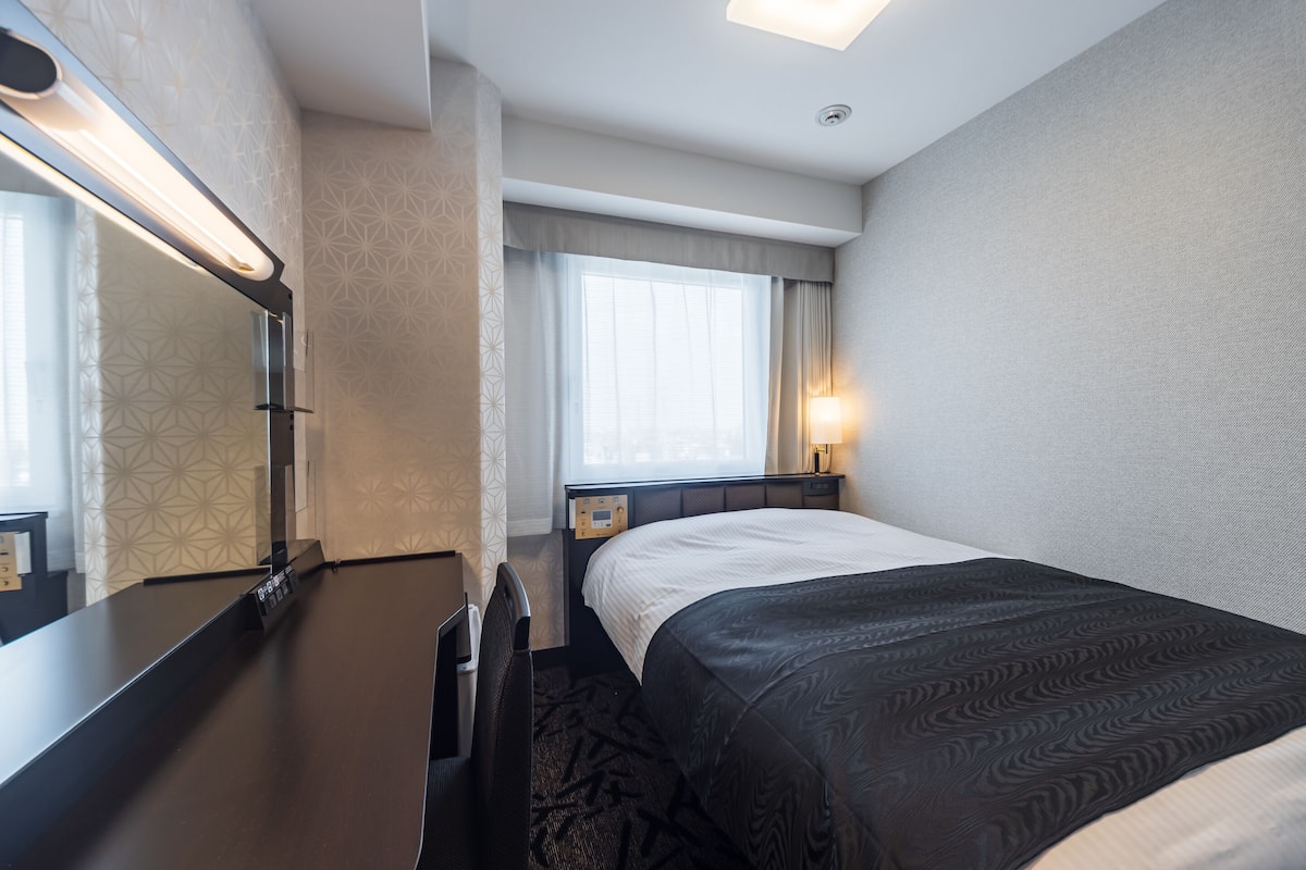 Habitación doble, para no fumadores | Ropa de cama de alta calidad, edredón, escritorio y cortinas blackout