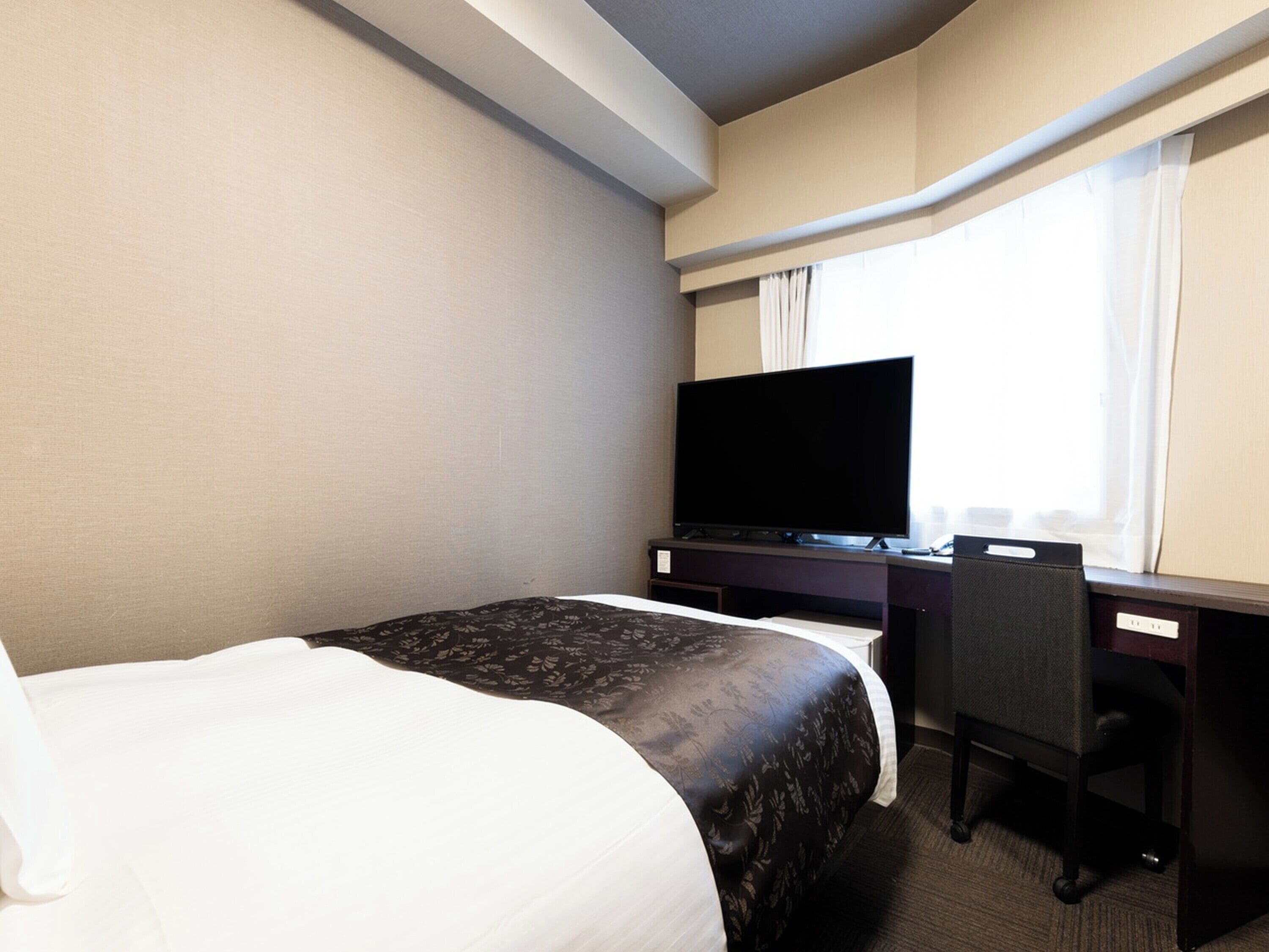 Down comforters, desk, blackout drapes, free WiFi