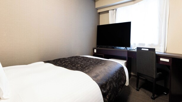 A hotel room with a bed, a desk, and a television. - APA Hotel Chibachuo Ekimae (Chiba)
