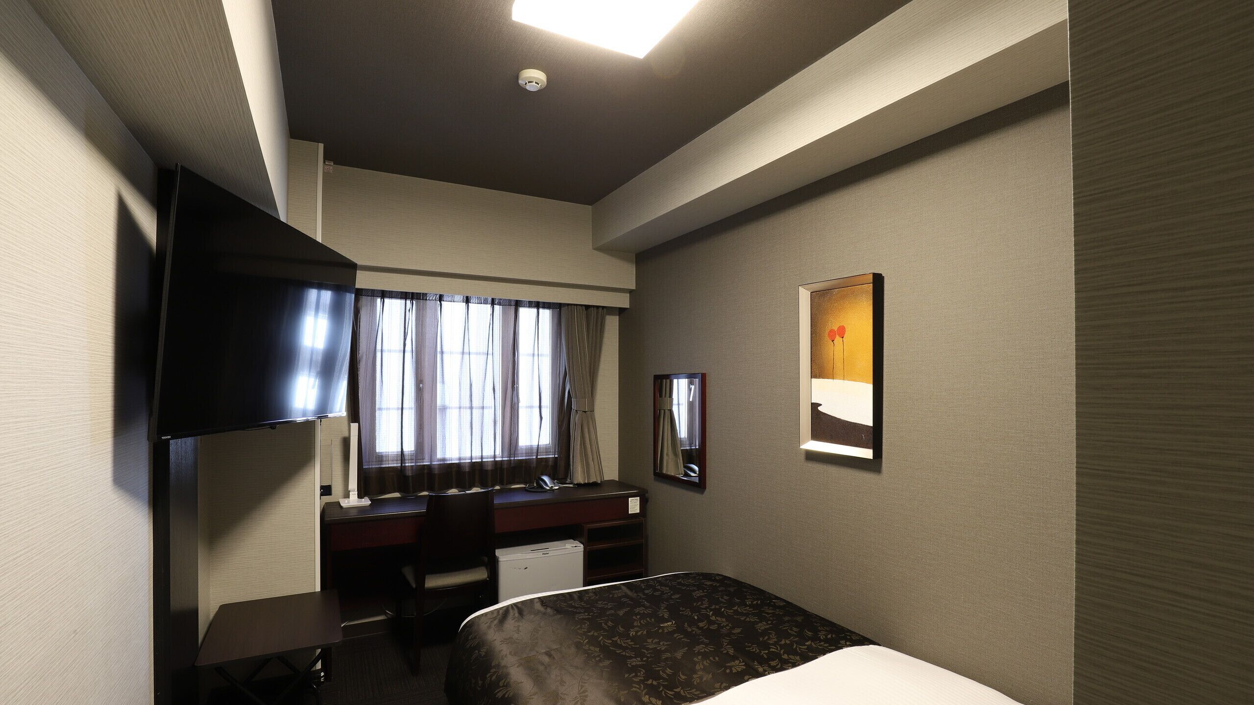 Down duvets, desk, blackout curtains, free WiFi