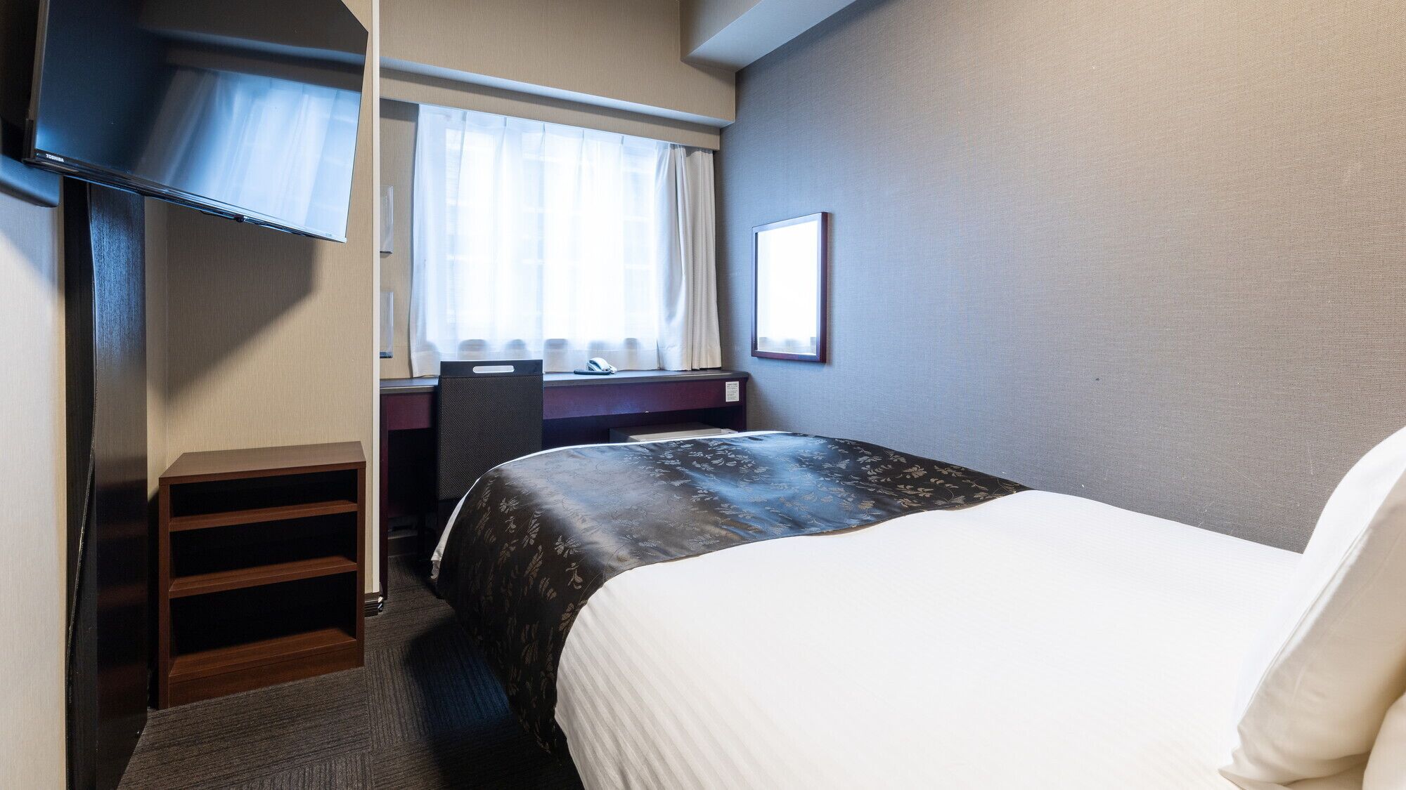 Down duvets, desk, blackout curtains, free WiFi