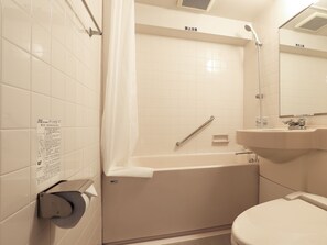 Combinació de dutxa i banyera i articles de tocador gratuïts 