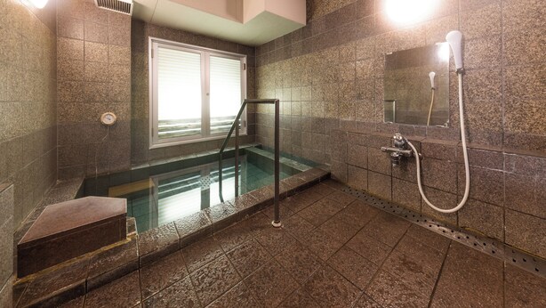A bathroom with a glass-enclosed shower, a window, and a mirror. - APA Hotel Chibachuo Ekimae (Chiba)