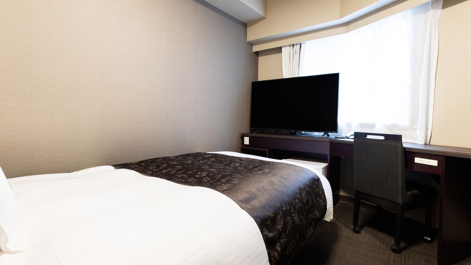 Down duvets, desk, blackout curtains, free WiFi