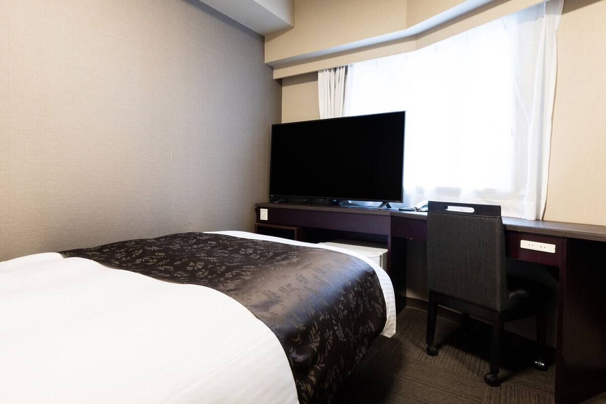 Down comforters, desk, blackout drapes, free WiFi