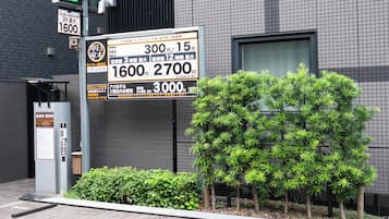 Self parking (JPY 3000 per day)