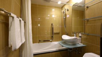 Deluxe-Zweibettzimmer, Nichtraucher | Badezimmer | Duschwanne, kostenlose Toilettenartikel, Haartrockner, Hausschuhe