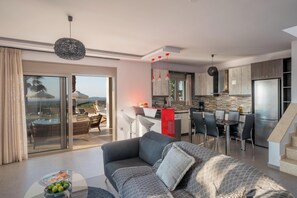 Älytelevisio, takka, DVD-soitin, kirjoja