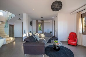 Älytelevisio, takka, DVD-soitin, kirjoja