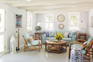 TV connectée, livres, médiathèque, chaîne hi-fi