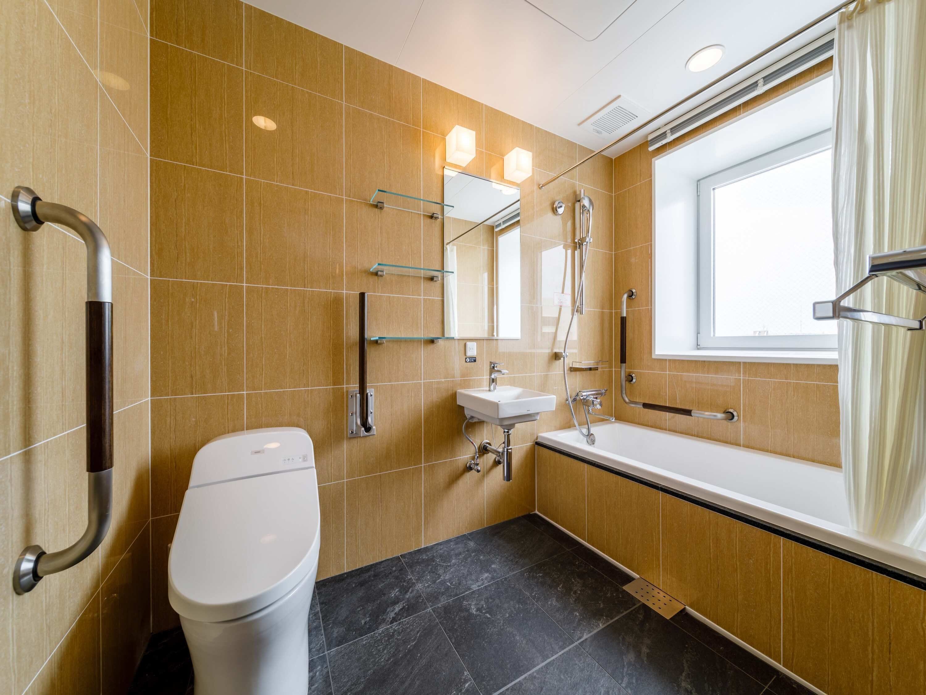 deluxe twin room | bathroom | combined shower/bathtub, free toiletries, hair dryer, slippers