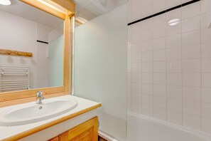 Een haardroger, handdoeken