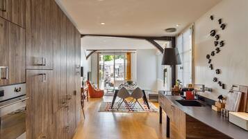 Een koelkast, een microgolfoven, een oven, een vaatwasser