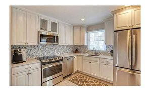 Fridge, microwave, oven, stovetop - Amazing  Home Near West Point,  Shopping,  Skiing and Legoland (Monroe)