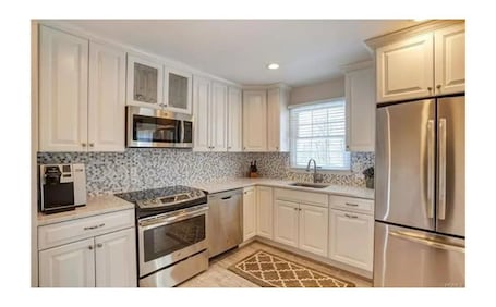 Fridge, microwave, oven, stovetop. Amazing Home Near West Point, Shopping, Skiing and Legoland
