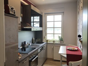 Fridge, oven, stovetop, dishwasher