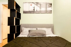 1 Schlafzimmer, Schreibtisch, Bügeleisen/Bügelbrett, Reisekinderbett