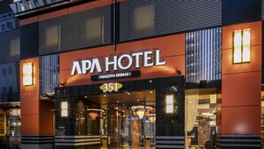 L’extérieur de l’hôtel APA présente un design moderne, avec une entrée imposante et un panneau indiquant le numéro 351.