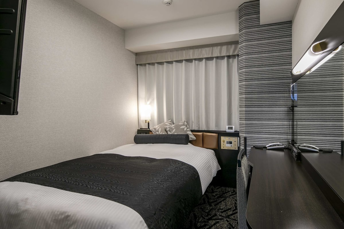 Double Room, Non Smoking (High Floor) | Down duvets, desk, laptop workspace, blackout curtains