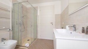 Dusche, Haartrockner, Bidet, Handtücher