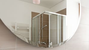 Douche, sĂšche-cheveux, bidet, serviettes fournies