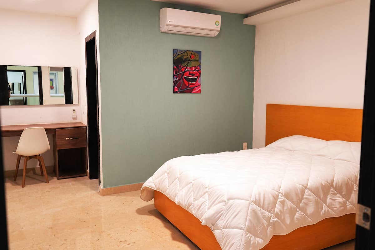 Kamar Double Bisnis | Meja kerja, ruang kerja ramah laptop, dan tirai kedap cahaya