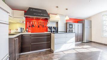 Réfrigérateur, micro-ondes, four, plaque de cuisson