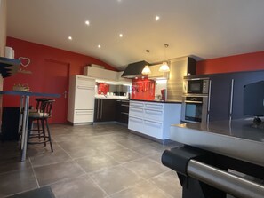 Fridge, microwave, oven, stovetop - Grand Gîte en Pleine Campagne au Calme (Mortagne-sur-Sèvre)