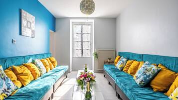 Télévision, cheminée, baby-foot, table de tennis de table