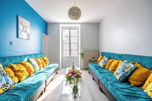 Televisión, chimenea, futbolito y tenis de mesa 