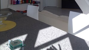 Un interno moderno con una scala, una libreria e una zona pranzo.