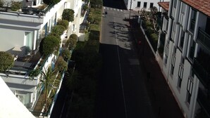 Un quartiere residenziale con edifici a più piani, balconi e cielo sereno.