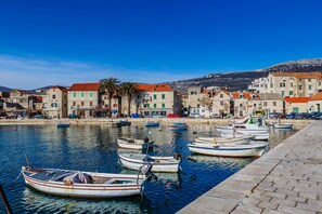 A waterfront with boats docked and buildings along the shore. - Modern Luxury 2-bedroom apt With Balcony & Patio (Kastela)