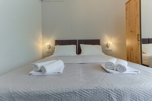 2 bedrooms, iron/ironing board, travel cot, free WiFi