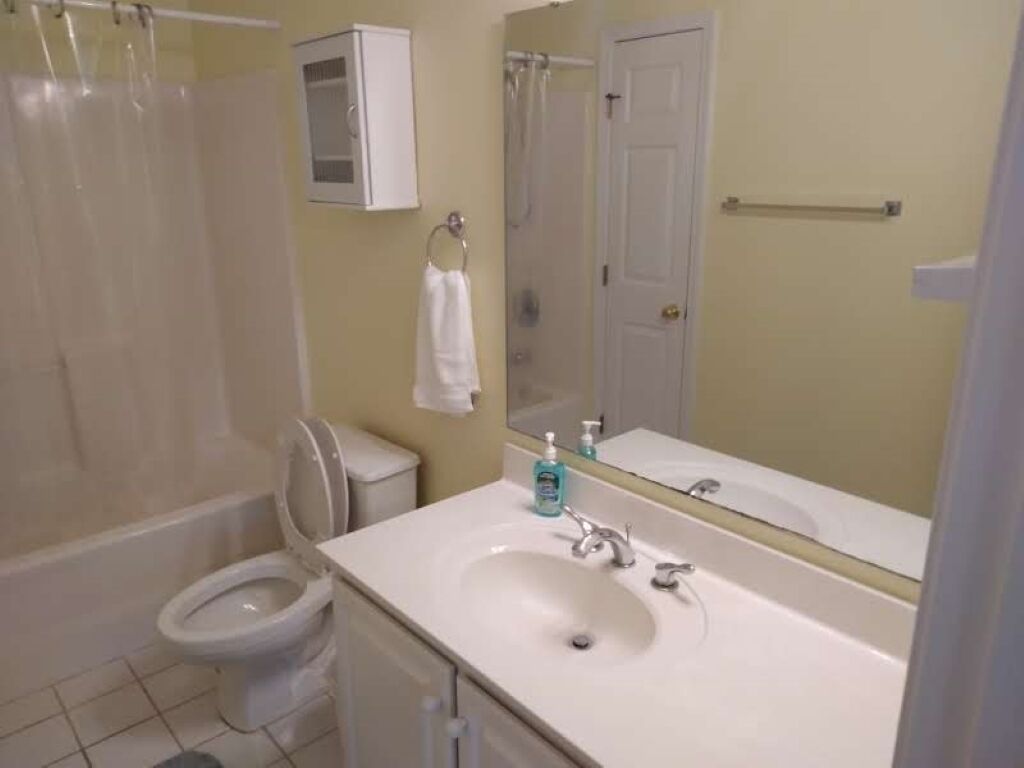 Ein Badezimmer mit Toilette, Waschbecken und Dusche.